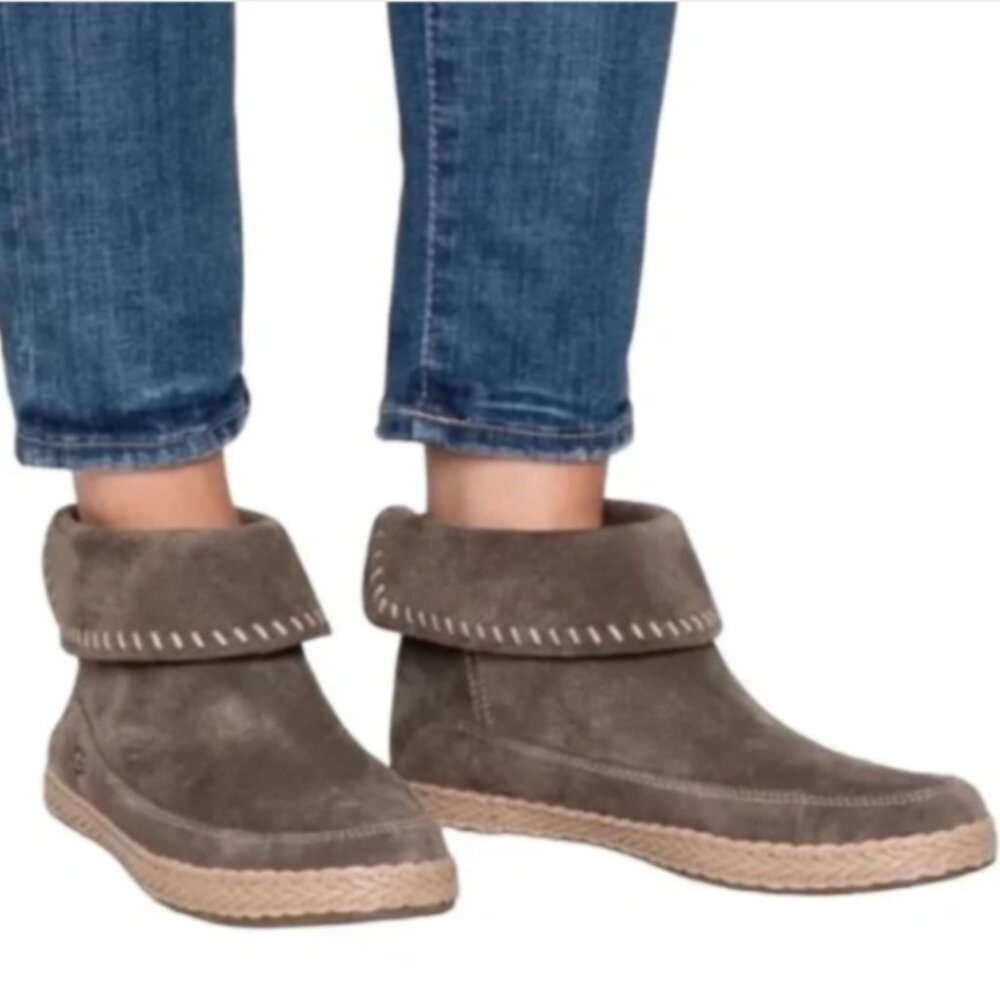 UGG Women's Varney Suede Moccasin Booties size 8 Boho Western